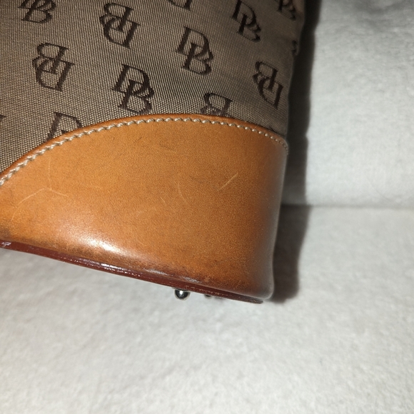 Dooney and Bourke signature cresent shoulder bag. - Picture 10 of 11